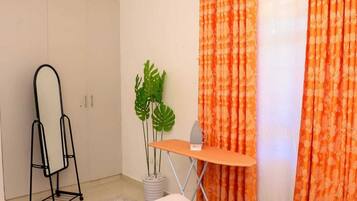 Bügeleisen/Bügelbrett, Internetzugang, Bettwäsche