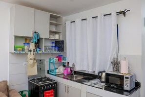 Refrigerador, microondas, tetera/pava eléctrica, licuadora