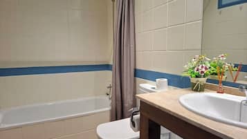 Tweepersoonskamer, uitzicht op rivier | Badkamer | Een haardroger, handdoeken, toiletpapier