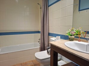 Twin Room | Bathroom | Hair dryer, towels, toilet paper - HOTEL AL RIÚ (Bagà)