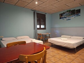 Quadruple Room | Free WiFi - HOTEL AL RIÚ (Bagà)