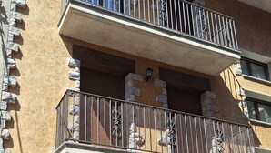 A hotel with a stone facade, a balcony with metal railings, and a signboard for Alrius Hotel. - Hotel Al Riu  (Bagà)