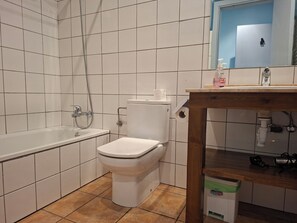 Double Room | Bathroom | Hair dryer, towels, toilet paper - Hotel Al Riu  (Bagà)