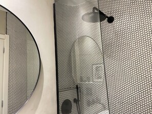Shower, hair dryer, towels, soap - Chic Acropolis apartment with stunning roof terrace in Athens historic center (Athens)