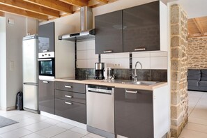 Réfrigérateur, micro-ondes, four, plaque de cuisson