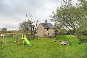 Children’s area - Spacious Holiday Home Near Saint-Malo, Cancale & Mont-Saint-Michel (Baguer Pican)