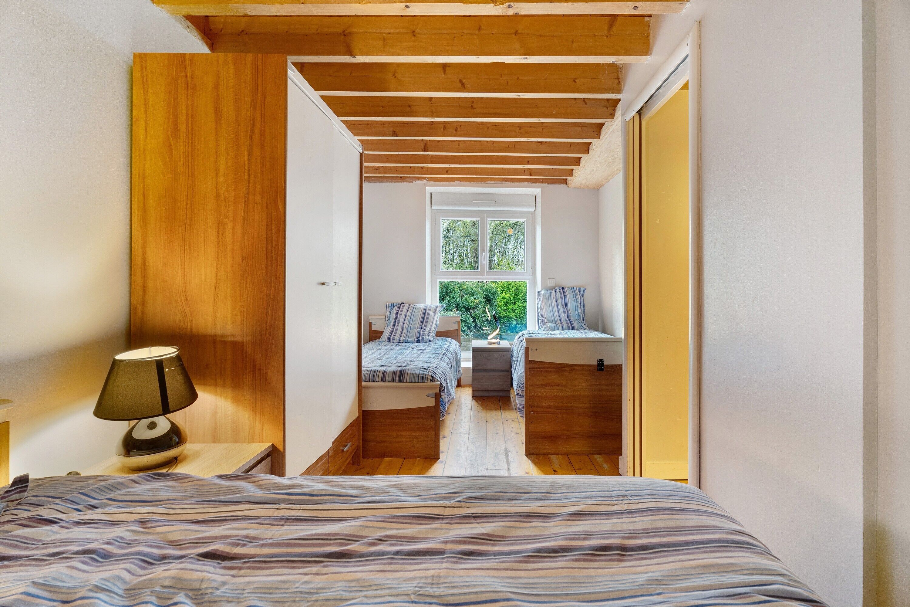 5 habitaciones, tabla de planchar con plancha y wifi 