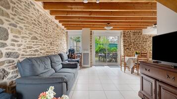 Télévision, lecteur de DVD, table de tennis de table, chaßne hi-fi