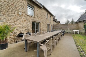 Outdoor dining - Spacious Holiday Home Near Saint-Malo, Cancale & Mont-Saint-Michel (Baguer Pican)