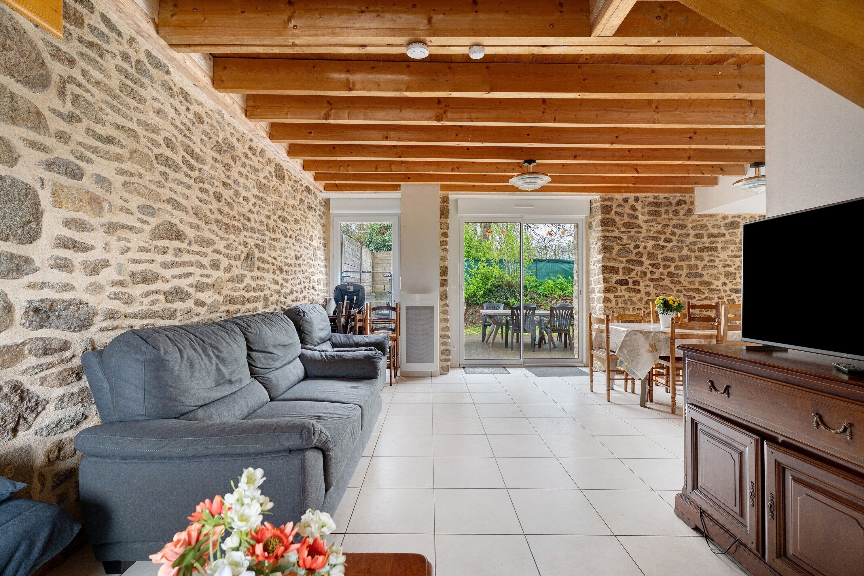 TV, DVD player, table tennis, stereo