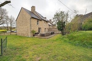 Exterior - Spacious Holiday Home Near Saint-Malo, Cancale & Mont-Saint-Michel (Baguer Pican)