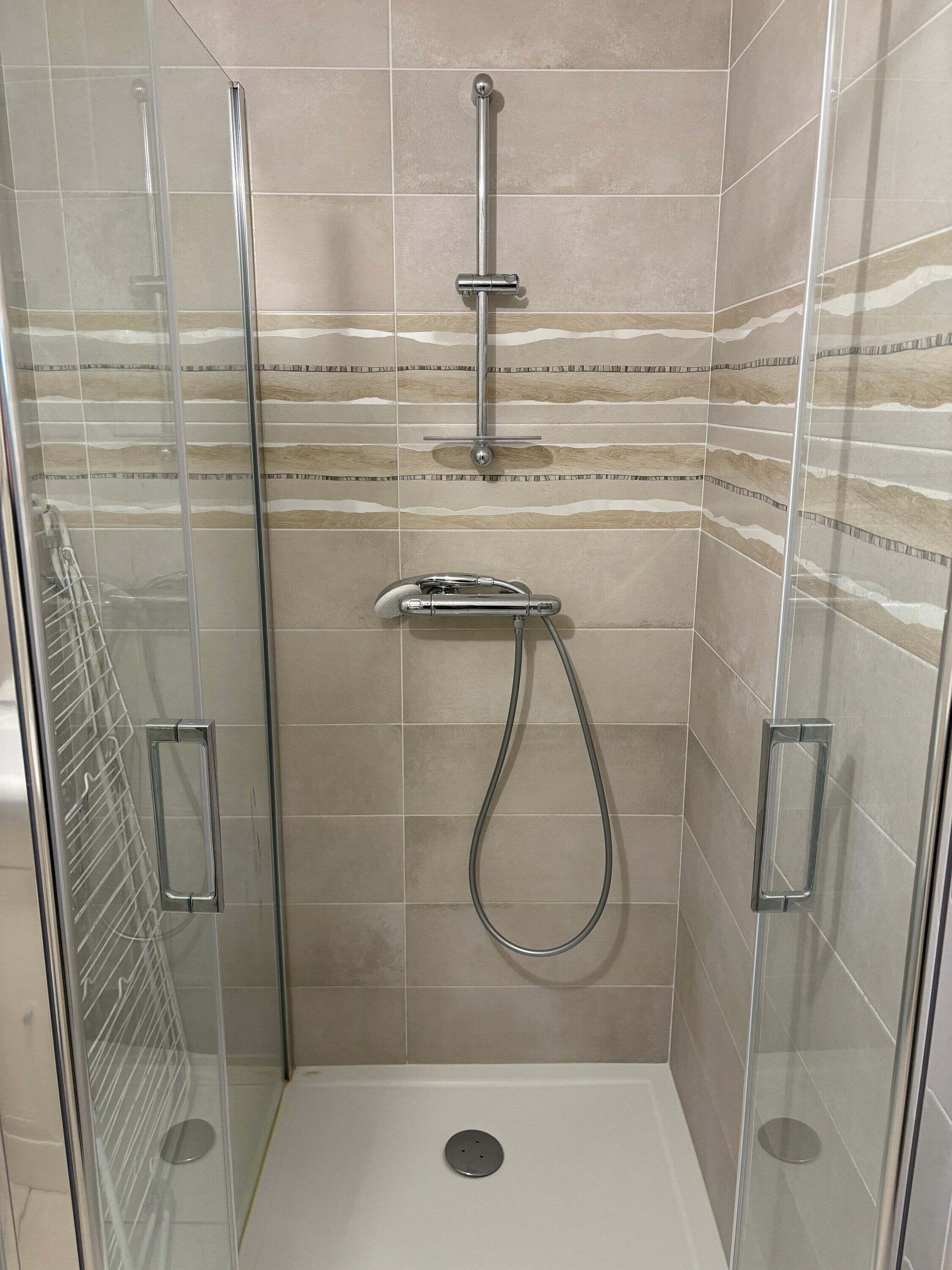 Regadera y secadora de cabello 