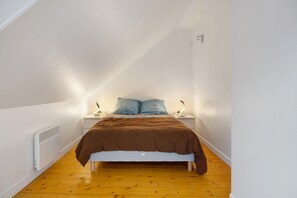4 bedrooms, iron/ironing board, WiFi