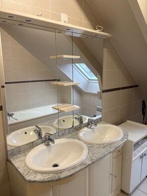 Douche, sèche-cheveux