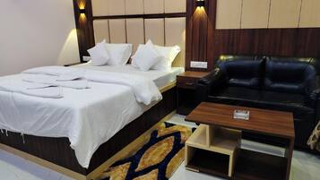 Classic Double Room, Sea View | Laptop workspace