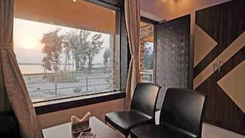 Basic Double Room, Sea View | Living area