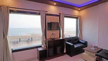 Basic Double Room, Sea View | Living area