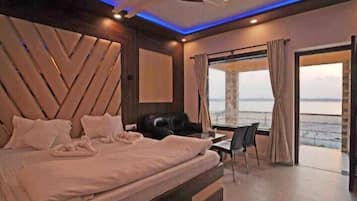 Dobbeltrom – deluxe, 1 soverom, strandutsikt | Skrivebord for bærbar PC