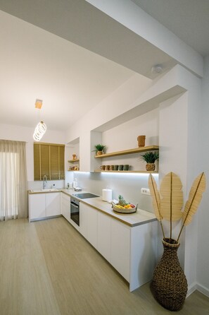 Fridge, oven, coffee/tea maker, electric kettle - Terra Chic Retreat Suite (Chania)