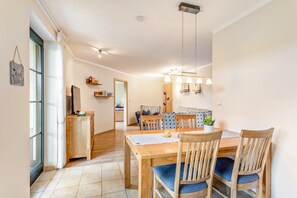 Dining - Apartment "64 sqm" with Private Terrace, Shared Garden, and Wi-Fi (Olsberg)