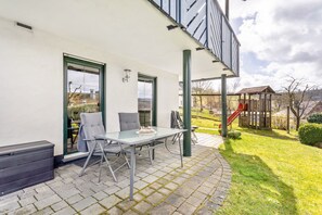 Outdoor dining - Apartment "64 sqm" with Private Terrace, Shared Garden, and Wi-Fi (Olsberg)
