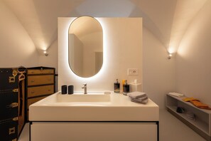 Căn hộ | Phòng tắm | Đồ dùng nhà tắm miễn phí, máy sấy tóc, chậu vệ sinh/vòi rửa 