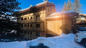 Un edificio de madera de varios pisos, con un telesilla visible al fondo.
