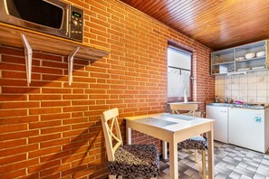 Refrigerador, microondas, parrilla de estufa y cafetera y tetera 