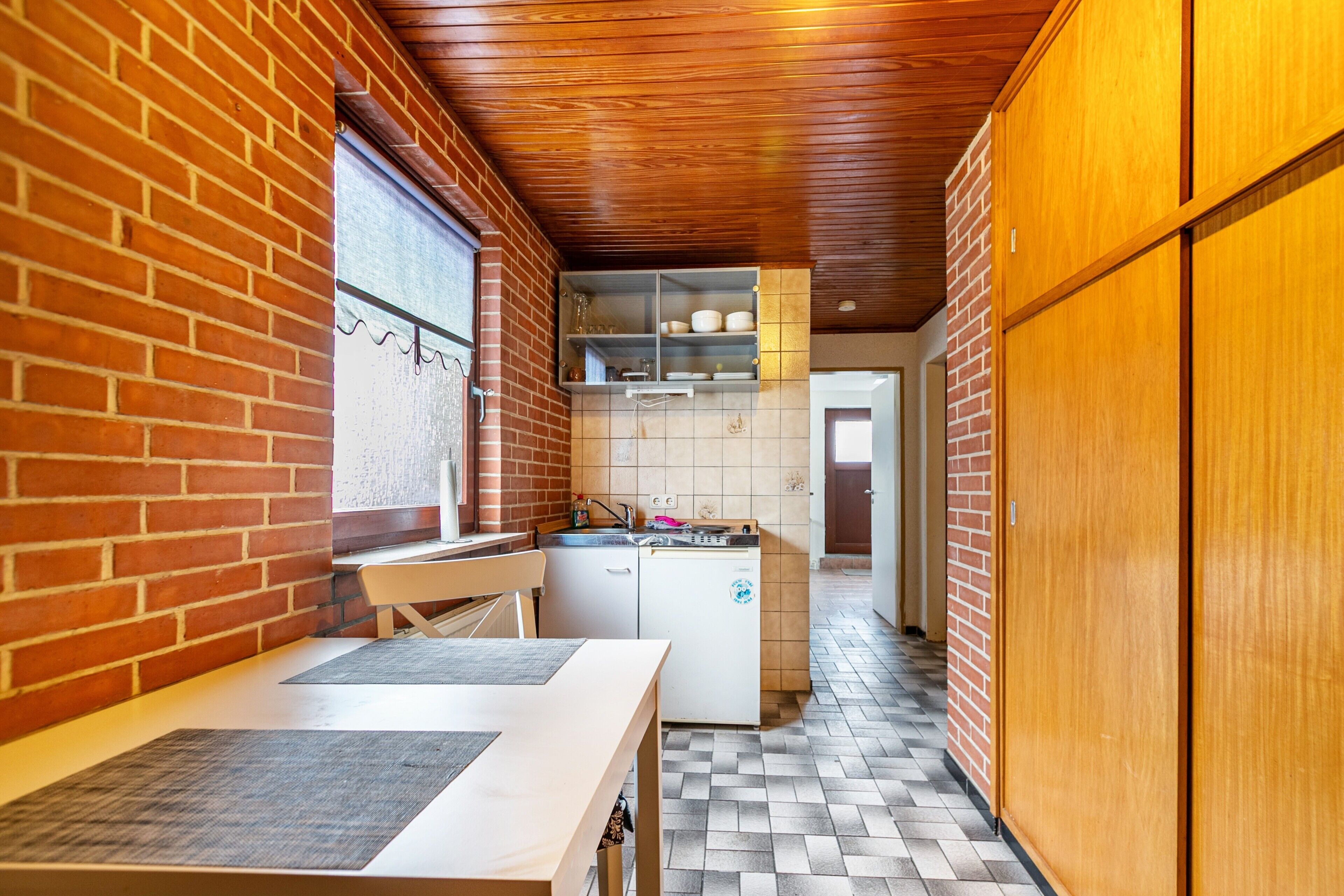 Réfrigérateur, micro-ondes, plaque de cuisson, cafetière/bouilloire