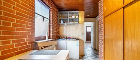 Jääkaappi, mikroaaltouuni, liesi, kahvin-/teenkeitin