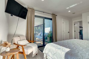 3 bedrooms, iron/ironing board, travel cot, WiFi - Venice 3BR Canal Home | Heated Pool, Near Braves (Venice)