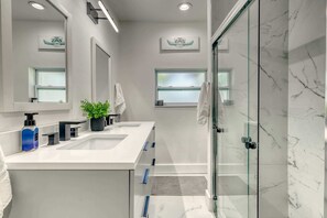 Shower, hair dryer - Venice 3BR Canal Home | Heated Pool, Near Braves (Venice)