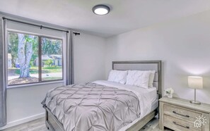 3 Schlafzimmer, Schreibtisch, Bügeleisen/Bügelbrett, Reisekinderbett