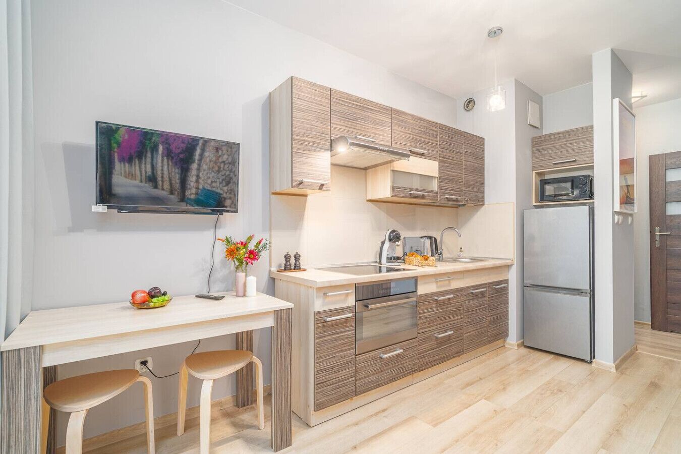 Kylskåp, mikrovågsugn, ugn och spishäll