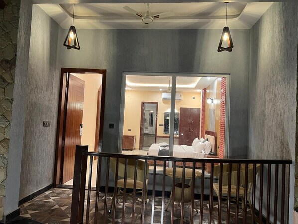 Deluxe Room | Desk, laptop workspace, free WiFi