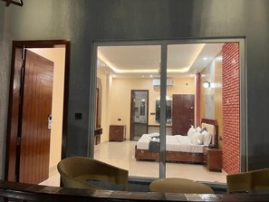 Desk, laptop workspace, free WiFi