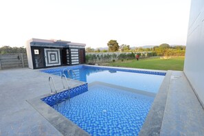 15 من حمّامات السباحة المغطاة