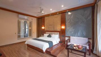 Royal Double Room | Desk, laptop workspace, free WiFi, wheelchair access