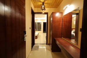 Escritorio, espacio para trabajar con laptop y wifi gratis 