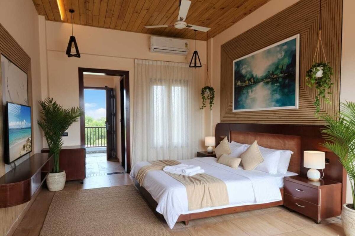 Luxury Room | Desk, laptop workspace, WiFi (free)