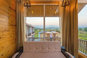 Presidential Room | Desk, laptop workspace, free WiFi, wheelchair access - Delight The Lavish Loft Corbett (Kaladhungi)