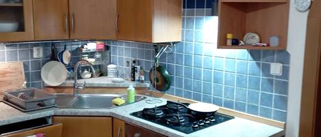 Jääkaappi, uuni, liesi, astianpesukone