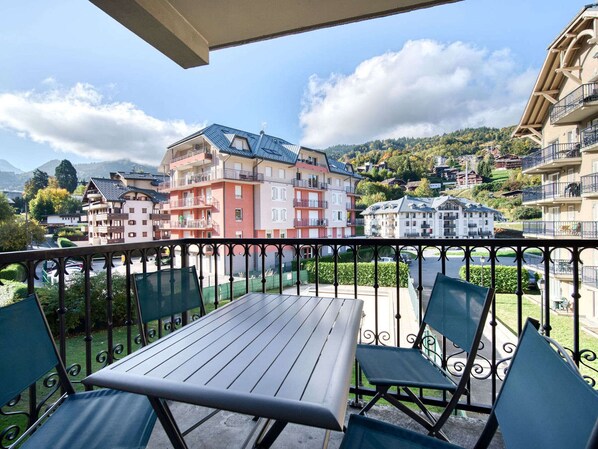 Outdoor dining - Cozy apartment in Saint-Gervais, near cable car, parking included (Saint-Gervais-les-Bains)