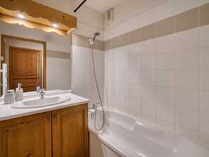 Hair dryer, towels - Cozy apartment in Saint-Gervais, near cable car, parking included (Saint-Gervais-les-Bains)