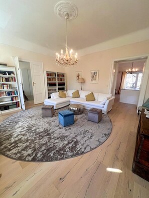 TV, DVD player, stereo - Apartment 'Altstadt Elegance' with Balcony and Wi-Fi (Graz)