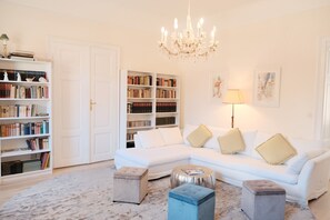 TV, DVD-spiller og stereoanlegg