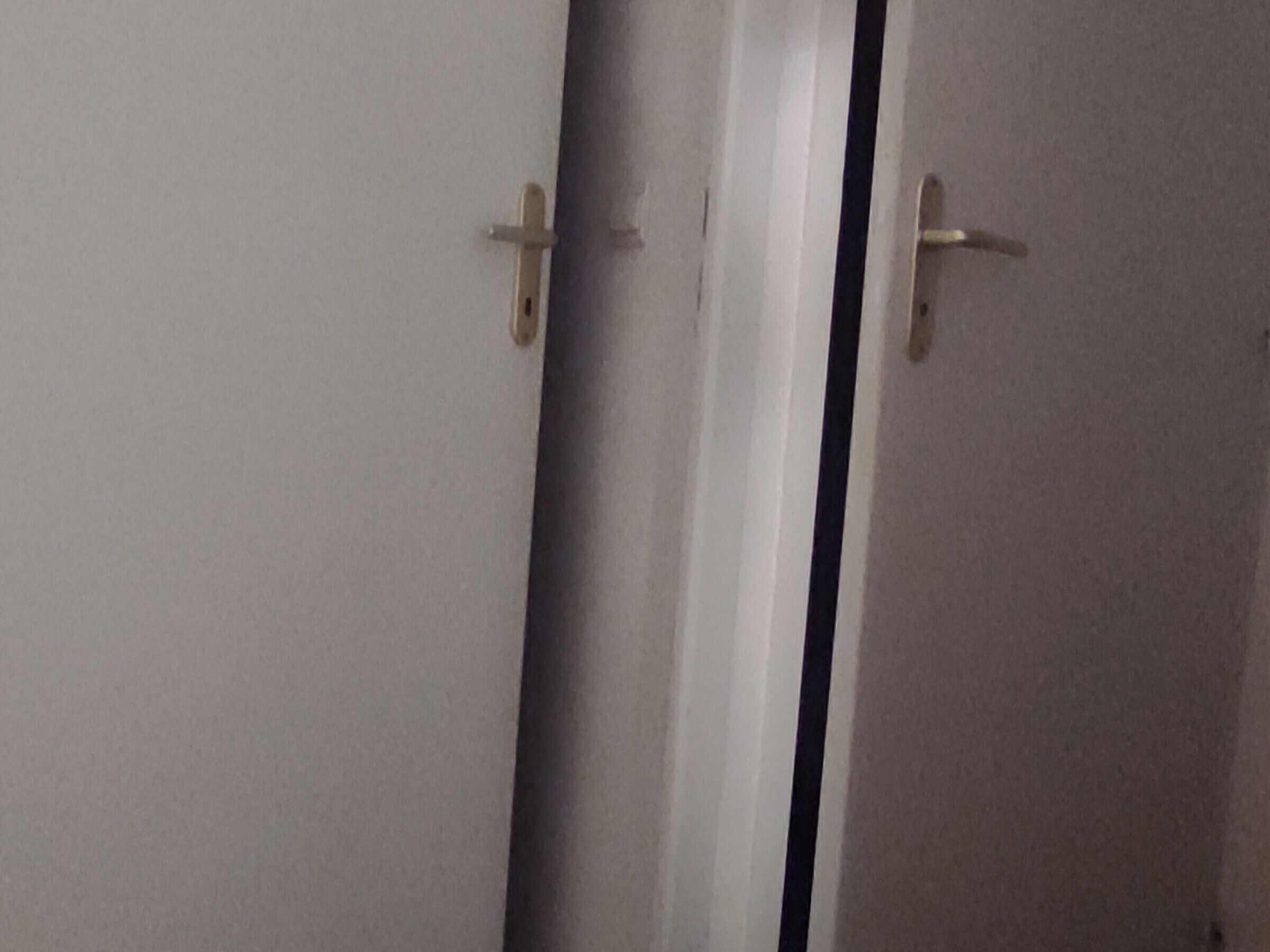 Une porte dotée d’un simple système de verrouillage.