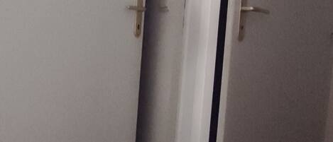 Une porte dotée d’un simple système de verrouillage.