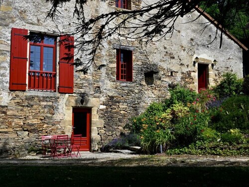 19th Century Estate with River in Dordogne, pool and wifi