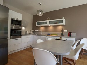 Réfrigérateur, micro-ondes, four, plaque de cuisson